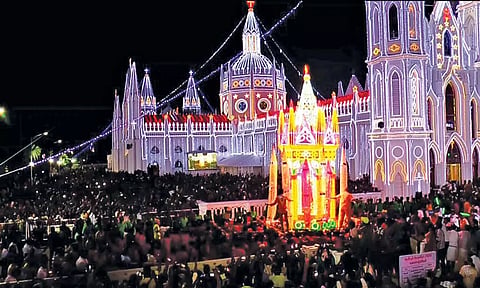 பெரிய தேர்பவனி நடந்தது.