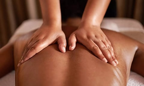 அழகிகள் மசாஜ் செய்வதாக ஆசைகாட்டி ஐ.டி. ஊழியரை கட்டிபோட்டு நகை-பணம் பறிப்பு