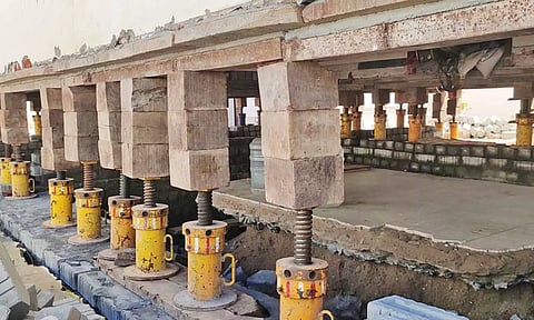 நவீன தொழில்நுட்பத்தில் ஜாக்கிகள் மூலம் பழைய வீட்டை உயர்த்தி கட்டும் பணி தொடக்கம்