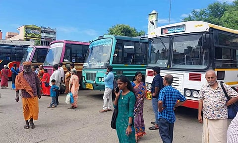 சென்னையில் இருந்து ஆந்திராவுக்கு பஸ் போக்குவரத்து நிறுத்தம்: மாதவரம் பஸ் நிலையத்தில் பயணிகள் தவிப்பு