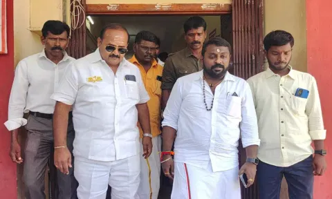 சிதம்பரம் நகர காவல் நிலையத்தில் பாஜக மாநில செயலாளர் எஸ்.ஜி.சூர்யா ஆஜராகி கையெழுத்திட்டு வந்த காட்சி.