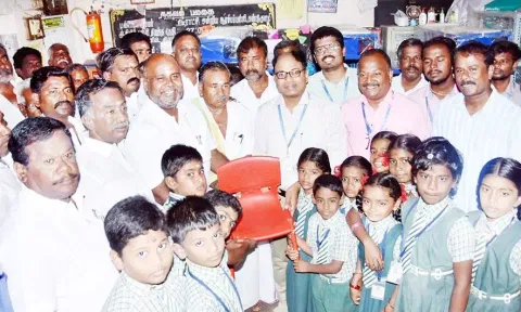 அரசு தொடக்கப்பள்ளிக்கு கல்வி உபகரணங்கள்