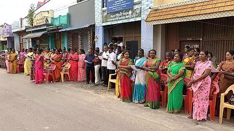 ஆர்ப்பாட்டம் நடந்தபோது எடுத்த படம்.