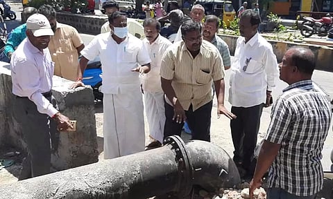 வாய்க்கால் மீது சிமெண்டு சிலாப் அமைக்கும் பணியை நேரு எம்.எல்.ஏ. ஆய்வு செய்த காட்சி.