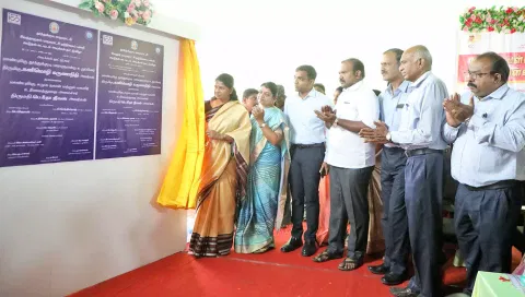 பள்ளிகளில் கூடுதல் வகுப்பறை கட்டிடங்களுக்கான கல்வெட்ைட கனிமொழி எம்.பி., அமைச்சர் கீதாஜீவன் திறந்து வைத்த காட்சி. அருகில் கலெக்டர் செந்தில்ராஜ், மேயர் ஜெகன் பெரியசாமி ஆகியோர் உள்ளனர்.