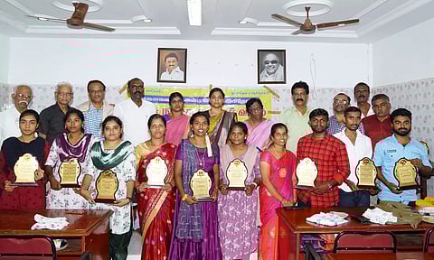 ஆலங்குளத்தில் டி.என்.பி.எஸ்.சி. தேர்வில் வெற்றிபெற்றவர்களுக்கு பாராட்டு