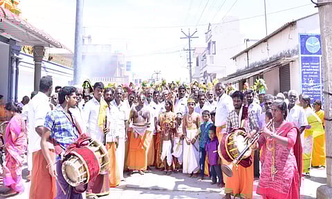 ஸ்ரீ கிருஷ்ணருக்கு 108 குடம் பால் அபிஷேகம்