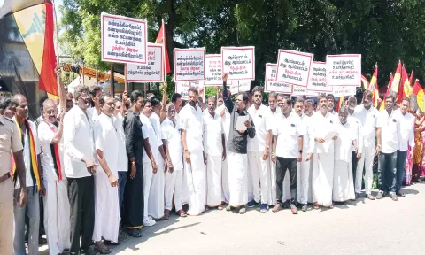 டோல்கேட்டில் தே.மு.தி.க. சார்பில் மனித சங்கிலி போராட்டம்