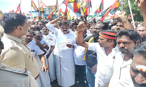 விக்கிரவாண்டி டோல்கேட்டை முற்றுகையிட்டு கோஷங்களை எழுப்பிய தே.மு.தி.க.வினரை படத்தில் காணலாம்.
