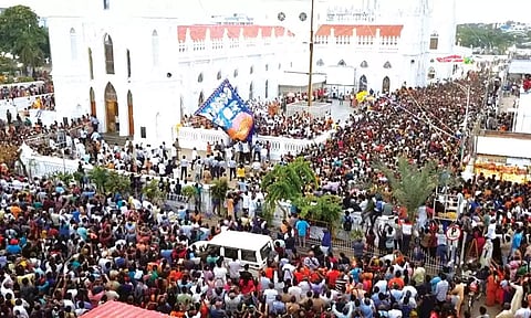 வேளாங்கண்ணி பேராலயத்தின் நிறைவு விழாவை முன்னிட்டு கொடி இறக்கப்பட்டது.