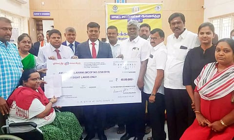 விபத்தில் கால்களை இழந்த பெண்ணுக்கு ரூ.48 லட்சத்திற்கான இழப்பீடு தொகை வழங்கப்பட்ட காட்சி.