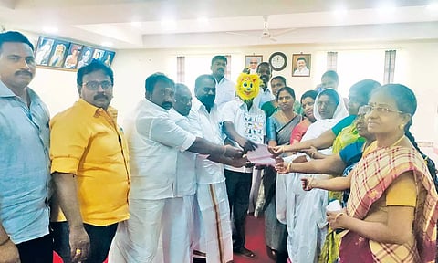 நாய்கள் தொல்லையை கட்டுப்படுத்தக்கோரி கவுன்சிலர்கள் கூட்டாக மனு அளித்தனர்.