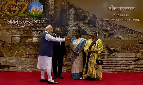 ஜி20 சிறப்பு விருந்து - விருந்தினர்களை வரவேற்கும் குடியரசு தலைவர் முர்மு, பிரதமர் மோடி