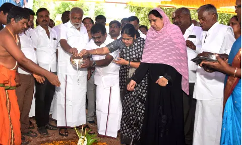 ஸ்ரீராமபுரம் பேரூராட்சிக்குட்பட்ட திருமலைராயபுரம் அரசு பள்ளியில் வகுப்பறை கட்டிடம் கட்டும் பணிகளுக்கு அமைச்சர் இ.பெரியசாமி அடிக்கல் நாட்டி தொடங்கி வைத்தார். அருகில் கலெக்டர் பூங்கொடி மற்றும் பலர் உள்ளனர்.
