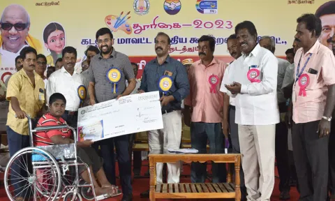 ஓவிய போட்டியில் வெற்றி பெற்றவர்களுக்கு கலெக்டர் அருண்தம்புராஜ் பரிசு வழங்கி பாராட்டினார்.