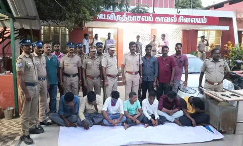 கைது செய்யப்பட்டவர்களையும் அவர்களை பிடித்த போலீசார்களையும் படத்தில் காணலாம்.