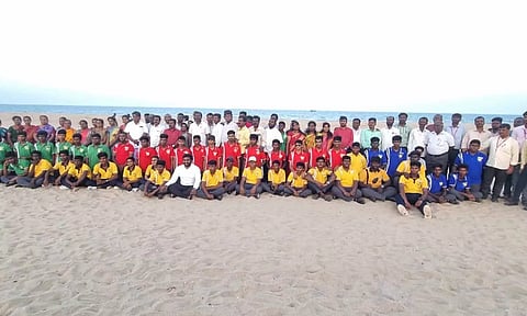 பழவேற்காடு கடற்கரையில் பனைவிதைகள் நடவு ஒத்திகை: கருணாநிதி நூற்றாண்டு விழாவையொட்டி ஏற்பாடு