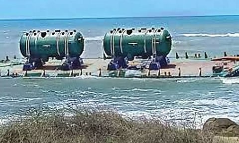 கூடங்குளம் அணுமின் நிலையத்தில் தரை தட்டிய மிதவை கப்பலை மீட்கும் பணிகள் தீவிரம்