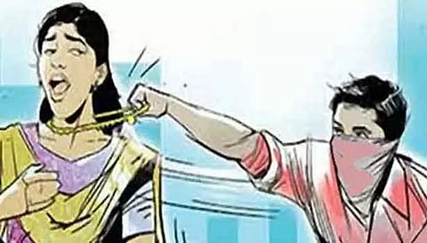 நடந்து சென்ற பெண்ணிடம் நகை பறிப்பு