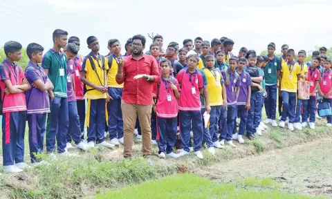 மதகடிப்பட்டில் வேளாண்  நிலங்களை அமலோற்பவம் பள்ளி மாணவர்கள் பார்வையிட்ட காட்சி.