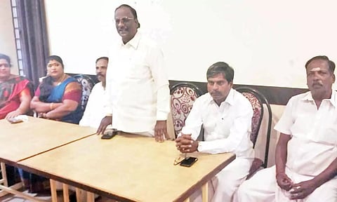 ஆலோசனை கூட்டத்தில் தெற்கு மாநில செயலாளர் யூ.சி. ஆறுமுகம் பேசிய காட்சி. அருகில் வடக்கு மாநில செயலாளர் எஸ்.டி. சேகர், இணைச்செயலாளர் லாவண்யா மற்றும் பலர் உள்ளனர்.