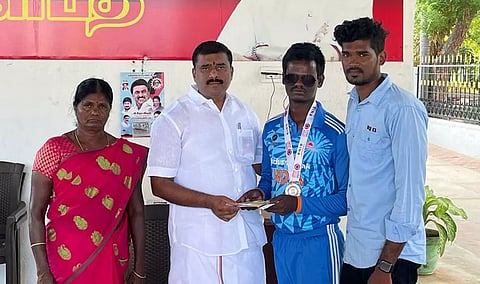 பார்வையற்றோருக்கான கிரிக்கெட் போட்டியில்  வெள்ளி பதக்கம் வென்ற விளாத்திகுளம் வீரருக்கு மார்க்கண்டேயன் எம்.எல்.ஏ. பாராட்டு