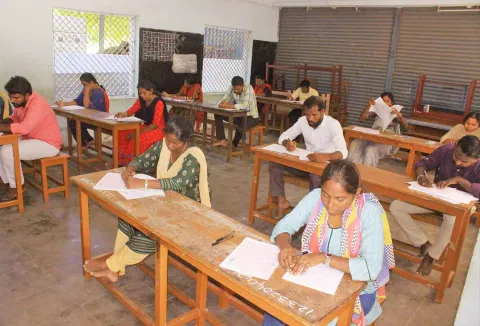 டவுன் சாப்டர் பள்ளியில் வட்டார கல்வி அலுவலர் பணிக்கான எழுத்து தேர்வு நடந்த போது எடுத்த படம்.