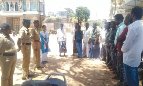 கோடியக்கரையில் கடலோர காவல்குழுமம் மீனவர் கலந்துரையினால் கூட்டம் நடந்தது.
