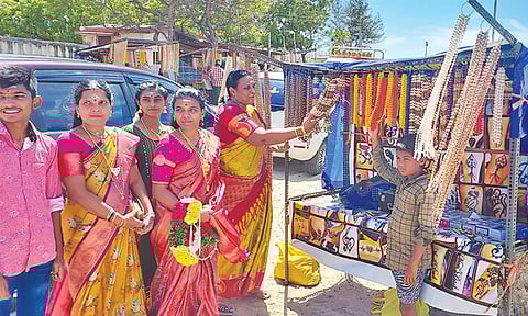 குலசேகரன்பட்டினம் தசரா திருவிழா: குடும்பத்துடன் விரதம் தொடங்கும் பக்தர்கள்