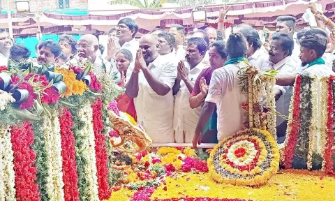 பரமக்குடியில் தியாகி இமானுவேல் சேகரனார் நினைவிடத்தில் அ.தி.மு.க.வினர் அஞ்சலி