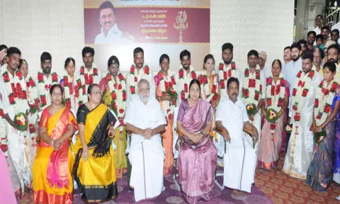 8 ஜோடிகளுக்கு இலவச திருமணத்தை அமைச்சர் இ.பெரியசாமி  நடத்தி வைத்தார். இதில் மாவட்ட கலெக்டர் பூங்கொடி, மேயர் இளமதி உள்பட பலர் கலந்து கொண்டனர்.