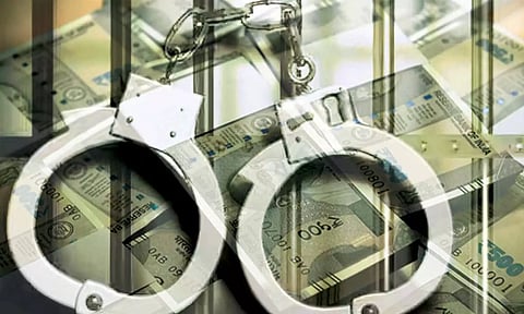 ரெயில்வே துறையில் வேலை வாங்கித் தருவதாக ரூ.56 லட்சம் மோசடி வழக்கில் மத்திய அரசு ஊழியர் மனைவியுடன் கைது