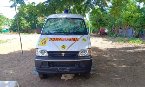 கல்லால் தாக்கி உடைக்கப்பட்ட காரை படத்தில் காணலாம்.