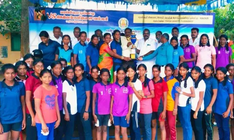 தொடர்ந்து 16-வது ஆண்டாக சரக அளவில் சாம்பியன்ஷிப் பட்டம் பெற்று சாதனை படைத்த கடத்தூர் அரசு பெண்கள் மேல்நிலைப்பள்ளி மாணவிகளை படத்தில் காணலாம்.