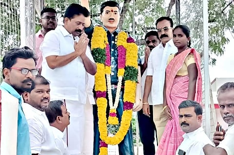 இளந்திரைகொண்டானில் இமானுவேல் சேகரன் சிலைக்கு தங்கபாண்டியன் எம்.எல்.ஏ. மாலை அணிவித்து மரியாதை செலுத்தினார்.