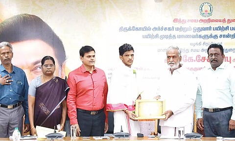 அர்ச்சகர் மற்றும் ஓதுவார் பயிற்சி பள்ளிகளில் பயிற்சி முடித்த 98 மாணவர்களுக்கு சான்றிதழ்- அமைச்சர் வழங்கினார்