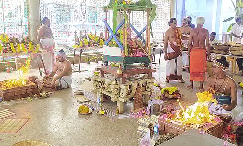 பவானி செல்லியாண்டியம்மன்-மாரியம்மன் கோவில்கோபுரங்கள் திருப்பணி தொடங்கியது