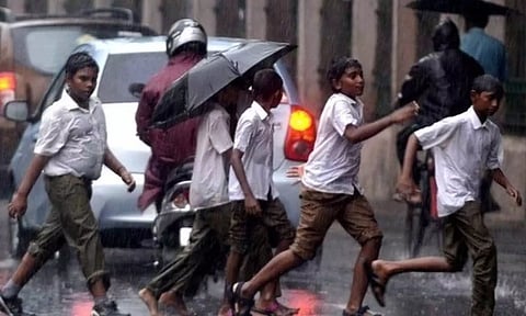 மழை காலத்தில் மாணவர்கள் பாதுகாப்பிற்கு முன்னெச்சரிக்கை நடவடிக்கை- பள்ளிக்கல்வித்துறை அறிவுரை