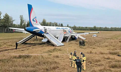 ரஷியாவில் தொழில்நுட்ப கோளாறால் வயலில் தரையிறங்கிய விமானம்: 167 பேர் உயிர் தப்பினர்
