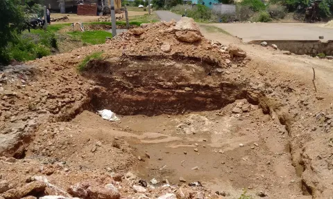 கிடப்பில் போடப்பட்ட பாலம் கட்டும் பணி.