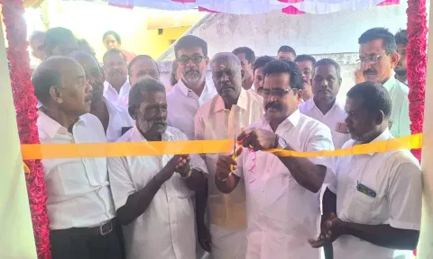 நத்தம் எம்.ஜி.ஆர்.நகரில் புதிய ரேசன் கடையை வேலுச்சாமி எம்.பி. ரிப்பன் வெட்டி திறந்து வைத்தார்.