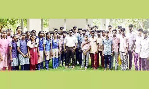 கலெக்டர் ஜெயசீலன் மாணவ, மாணவிகளுடன் கலந்துரையாடினார்.