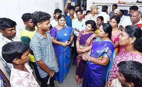 மானாமதுரை அரசு மாணவர் விடுதியின் செயல்பாடுகள் குறித்து அமைச்சர் கயல்விழி மாணவர்களிடம் கேட்டறிந்தார். அருகில் கலெக்டர் ஆஷா அஜீத், தமிழரசி எம்.எல்.ஏ. உள்பட பலர் உள்ளனர்.