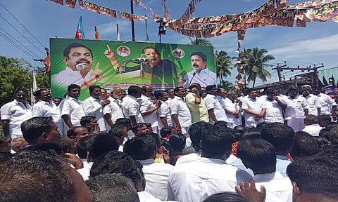 மரக்காணத்தில் அ.தி.மு.க. முன்னாள் அமைச்சர் சி.வி. சண்முகம் தலைமையில் கண்டன ஆர்ப்பாட்டம் நடைபெற்றது.