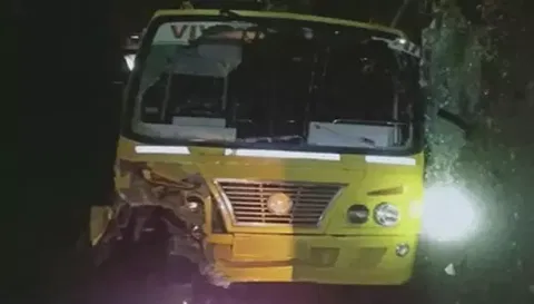 குமாரபாளையம் அருகே தனியார் கல்லூரி பஸ் கவிழ்ந்து 19 பேர் படுகாயம்