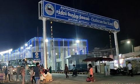 சத்திரம் பேருந்து நிலையத்தில் அடையாளம் தெரியாத ஆண் பிணம்