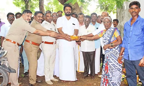 பூமி பூஜை செய்து பணியை செந்தில் குமார் எம்.எல்.ஏ.தொடங்கி வைத்த காட்சி.