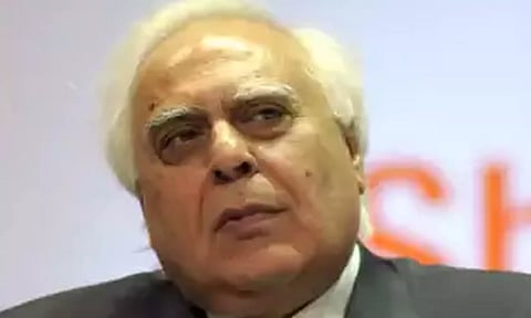 அக்பரை புகழும் ஜி20 கையேடு; உண்மையான முகம் எது?: கபில் சிபல் கேள்வி