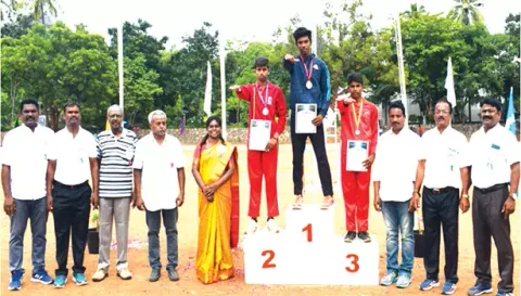 விளையாட்டுப் போட்டியில் வெற்றி பெற்ற மாணவர்களுடன் மாவட்ட உடற்கல்வி ஆய்வாளர் லாரன்ஸ், பள்ளி முதல்வர் கோமதி ராணி மற்றும் பலர் உள்ளனர்.