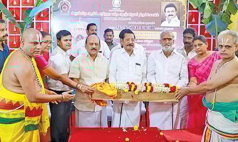 நங்கநல்லூர் ஆஞ்சநேயர் கோவிலுக்கு தங்கத்தேர் செய்யும் பணி- அமைச்சர்கள் தா.மோ.அன்பரசன், பி.கே.சேகர்பாபு தொடங்கி வைத்தனர்